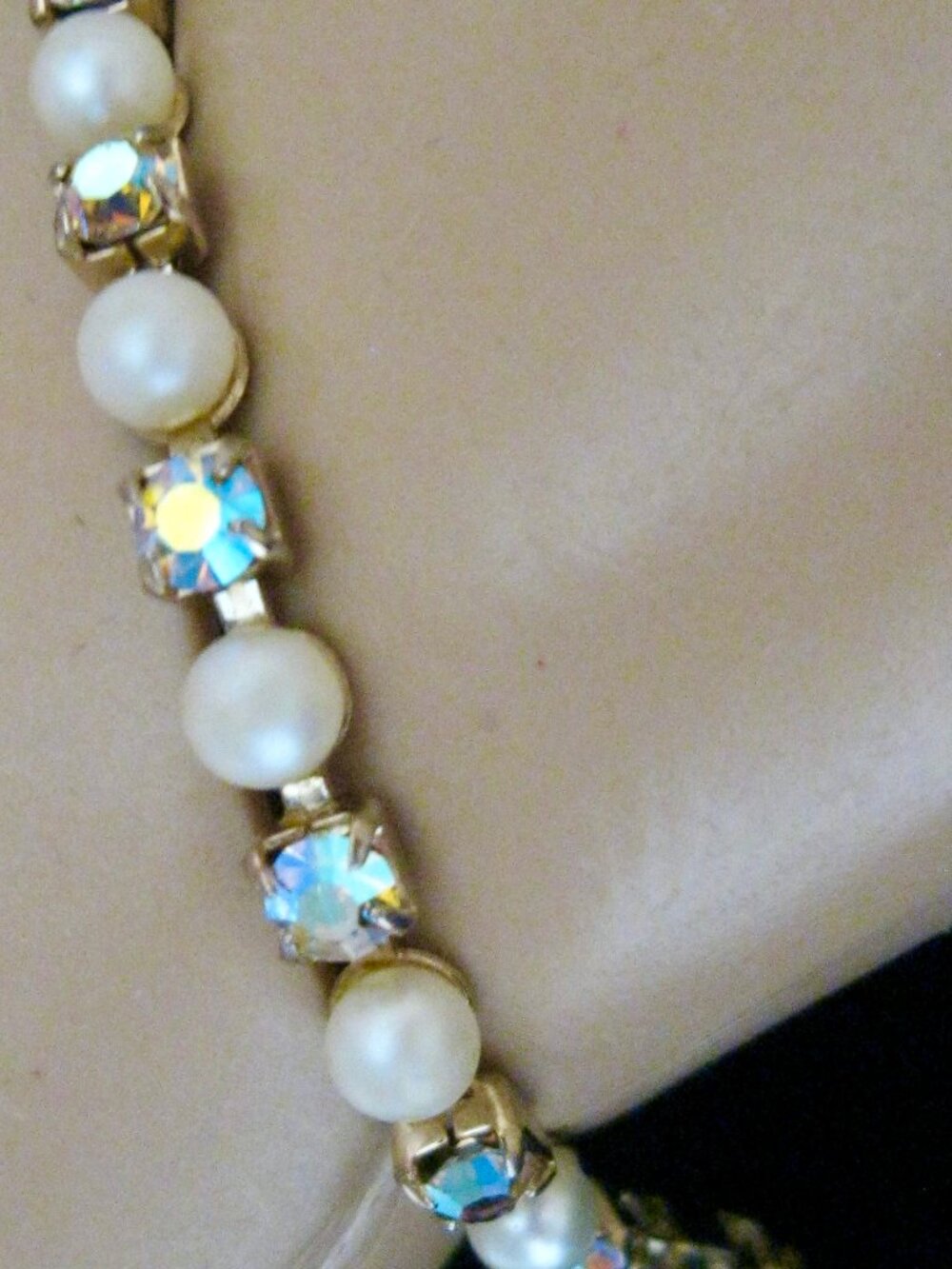 AURORA BOREALIS AND FAUX PEARLS 7" BRACELET IN GOLD TONE FINISH